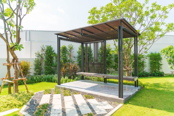 pavillon-vide-dans-jardin